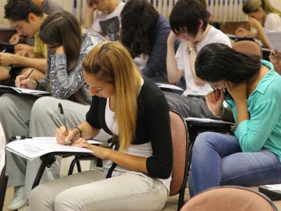 Estudantes realizando provas