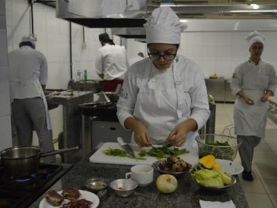 imagem mostra estudante cozinhando