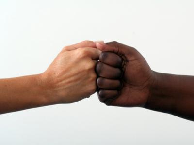 Imagem mostra mãos negras e brancas, unidas 