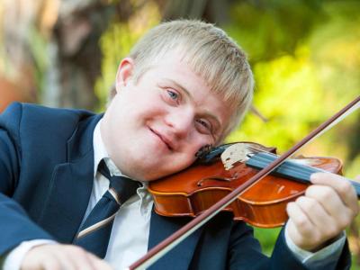 imagem mostra portador de síndrome de down tocando violino  