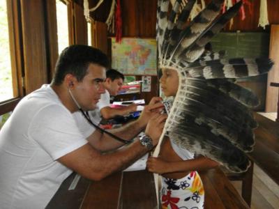 médico atende indio