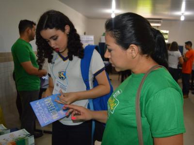 Imagem mostra duas mulheres lendo um livro