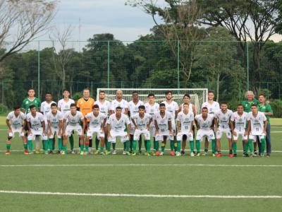 imagem mostra time de futebol de campo