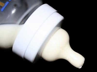imagem mostra uma mamadeira com leite 