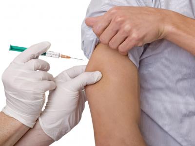 vacina é aplicada em braço de homem