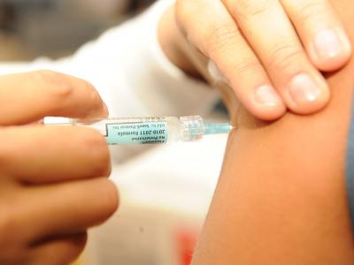 Imagem mostra pessoa recebendo vacina no braço