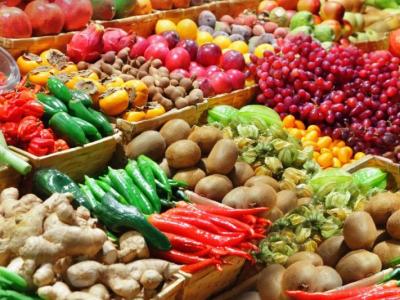 Imagem mostra feira de frutas e verduras