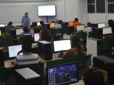 Imagem mostra participantes durante aula do capacita 