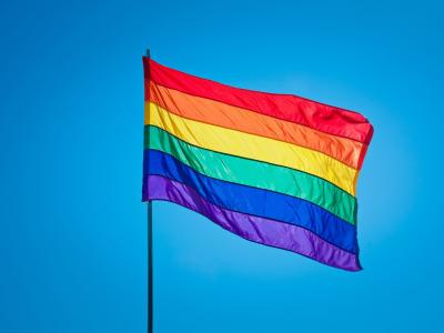 Imagem mostra bandeira LGBT