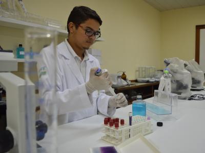 Imagem mostra aluno em laboratório