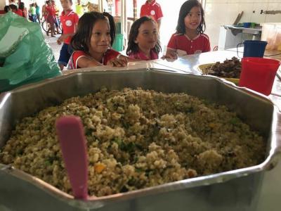 Imagem mostra crianças esperando merenda