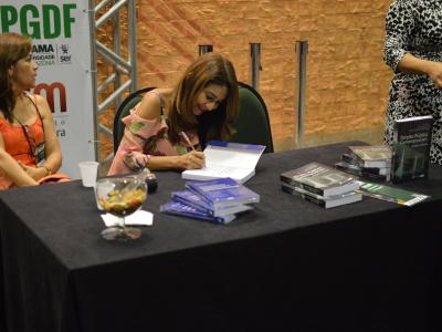 Imagem mostra mulher escrevendo em um livro