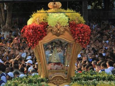 Imagem mostra chegada da Santa à UNAMA