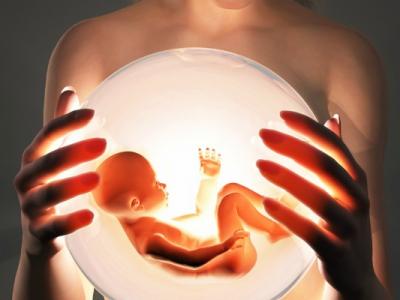 Imagem mostra arte de mãe segurando um bebê por fertilização in vitro 