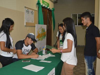 Imagem mostra estudantes durante inscrição 