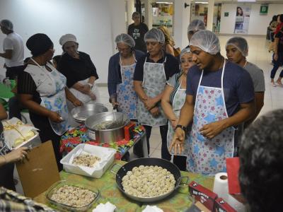 Imagem mostra alunos preparando comida