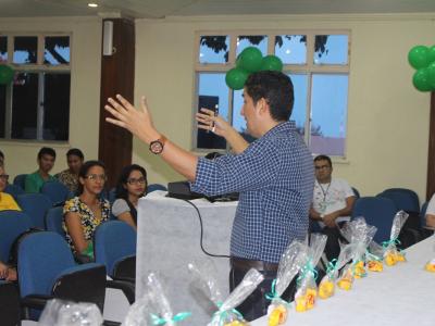 Imagem mostra homem conferindo uma palestra
