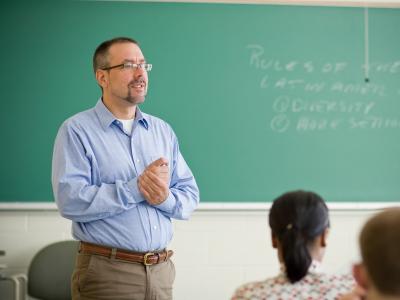 Imagem mostra professor dando aula