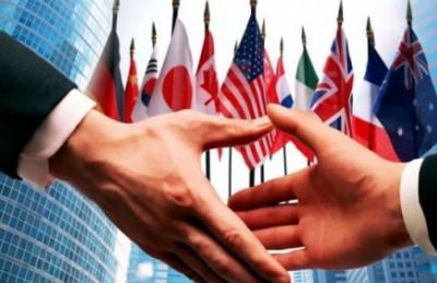 Imagem mostra aperto de mãos e bandeiras de várias países 