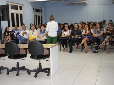 Imagem mostra professores durante treinamento