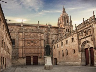 Imagem mostra fachada da Universidad de Salamanca