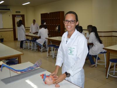 Imagem mostra aluna de Enfermagem durante a aula
