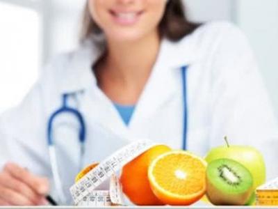 A imagem mostra várias frutas em cima da mesa de uma nutricionista