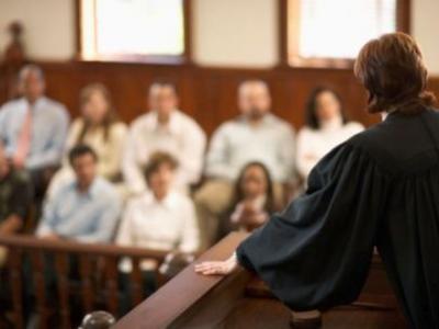 Imagem mostra um juri popular no tribunal