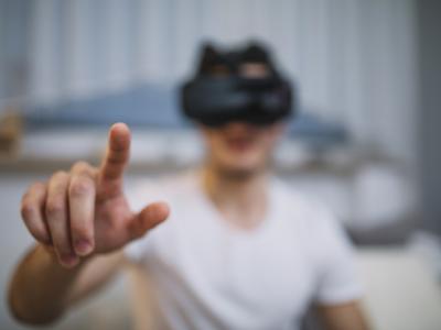 Imagem mostra homem com óculos de realidade virtual