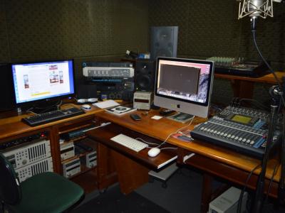 Imagem mostra estúdio de rádio da UNAMA