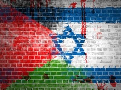 Imagem mostra uma parede pintada com as bandeiras de Israel e Palestina