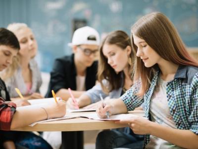 Imagem mostra os alunos estudando