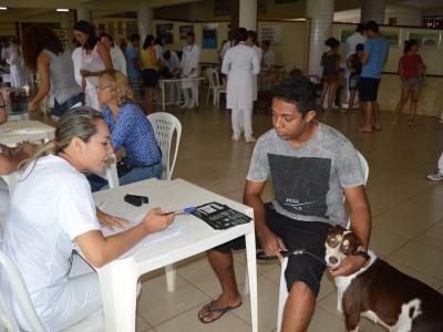 Imagem mostra cão e seu dono durante campanha de vacinação 