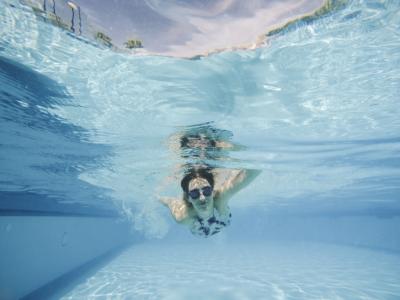 Imagem mostra mulher nadando