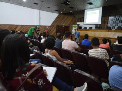 Imagem mostra auditório durante evento 