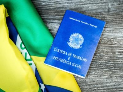 Imagem mostra bandeira do Brasil e carteira de trabalho 