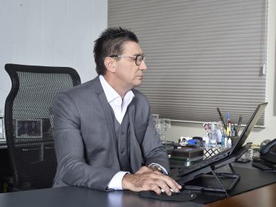 Imagem mostra Janguiê Diniz diante do computador 