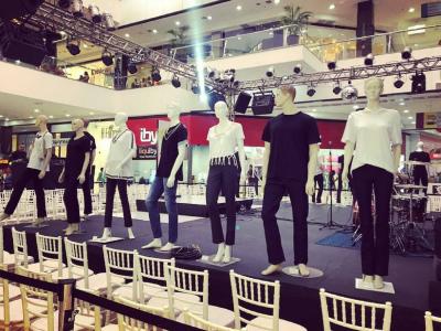 Imagem mostra manequins no evento