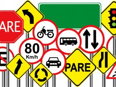 A imagem mostra placas de trânsito