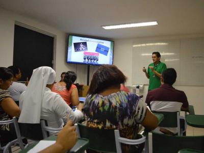 Imagem mostra sala de aula durante evento 