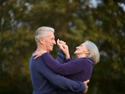 Imagem mostra casal de idosos dançando 