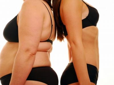 A imagem mostra uma pessoa gorda e uma magra