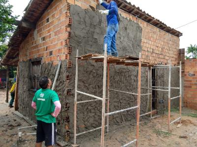 Uma pessoa construindo uma casa