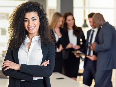 Líder mulher em escritório com colegas de trabalho