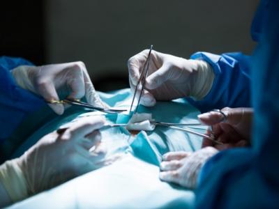 Imagem mostra médicos fazendo cirurgia