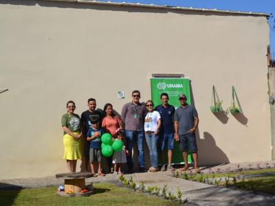 Imagem mostra família recebendo casa