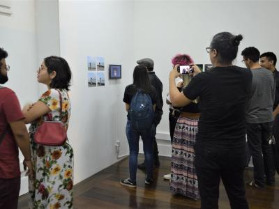 Imagem mostra pessoas prestigiando obras durante evento