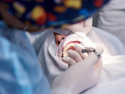 Imagem mostra dentista operando pessoa