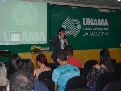 Imagem mostra palestra durante evento