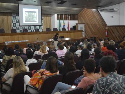 Imagem mostra público acompanhando palestra